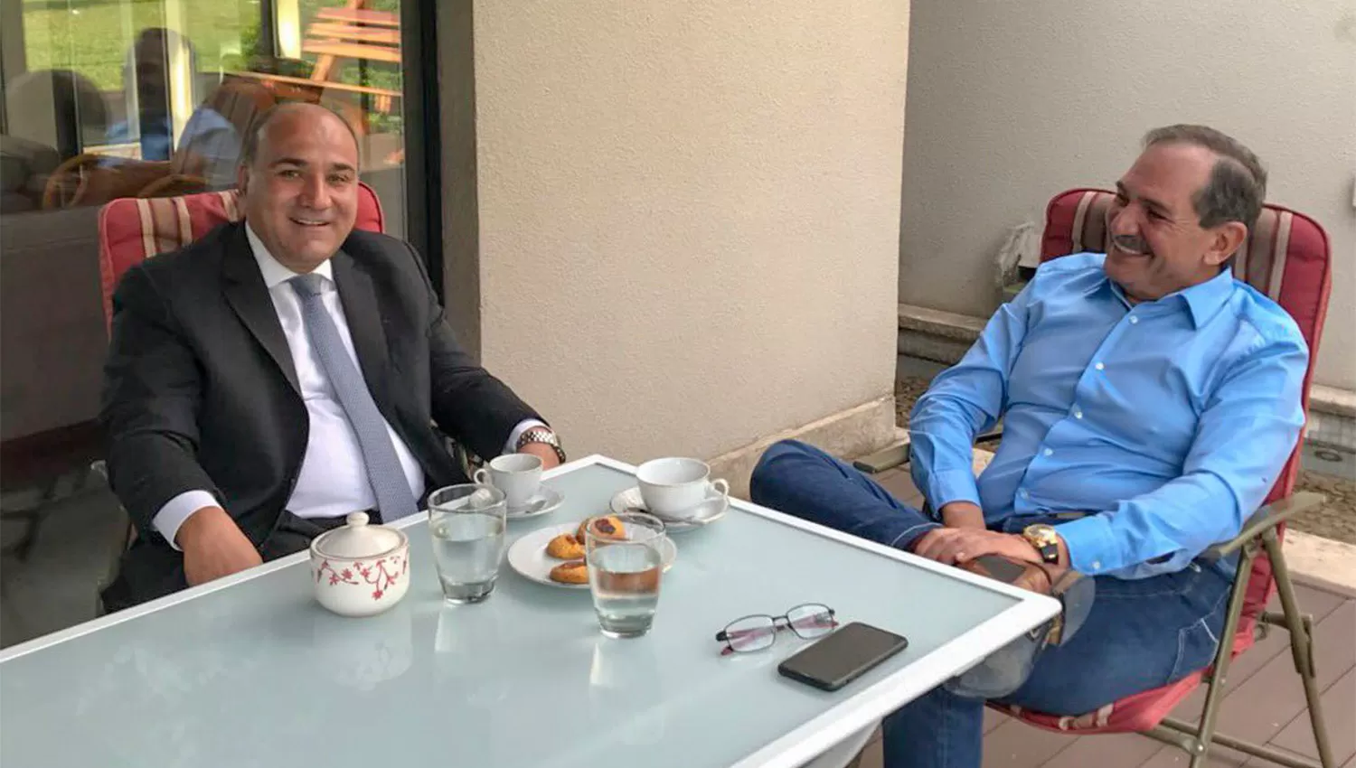 CAFÉ DE POR MEDIO. Manzur visitó a Alperovich en su casa. FOTO TOMADA DE TWITTER.COM/JALPEROVICHOK