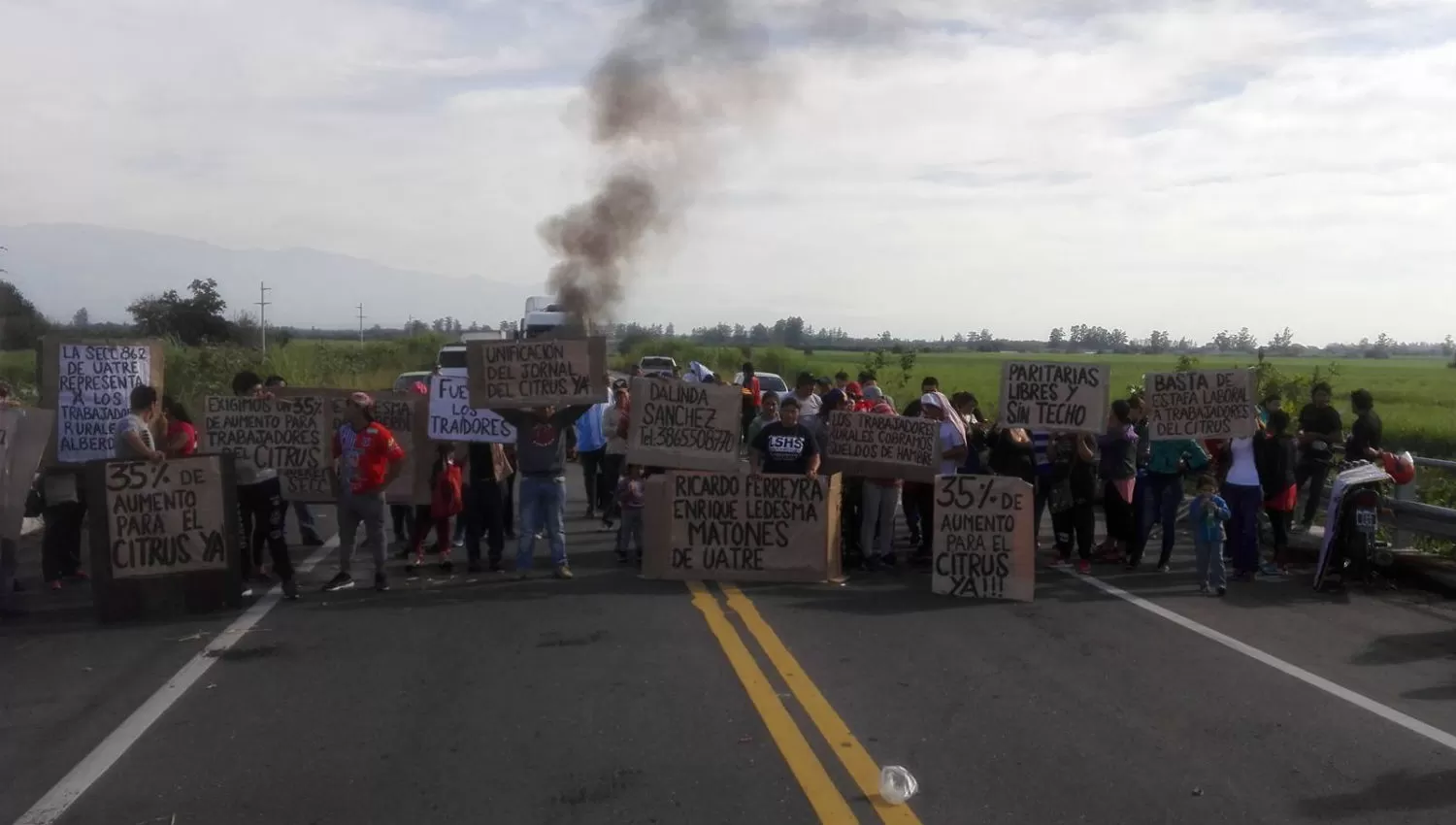 RUTA CORTADA. Los manifestantes esperan una respuesta. LA GACETA / RICARDO REINOSO