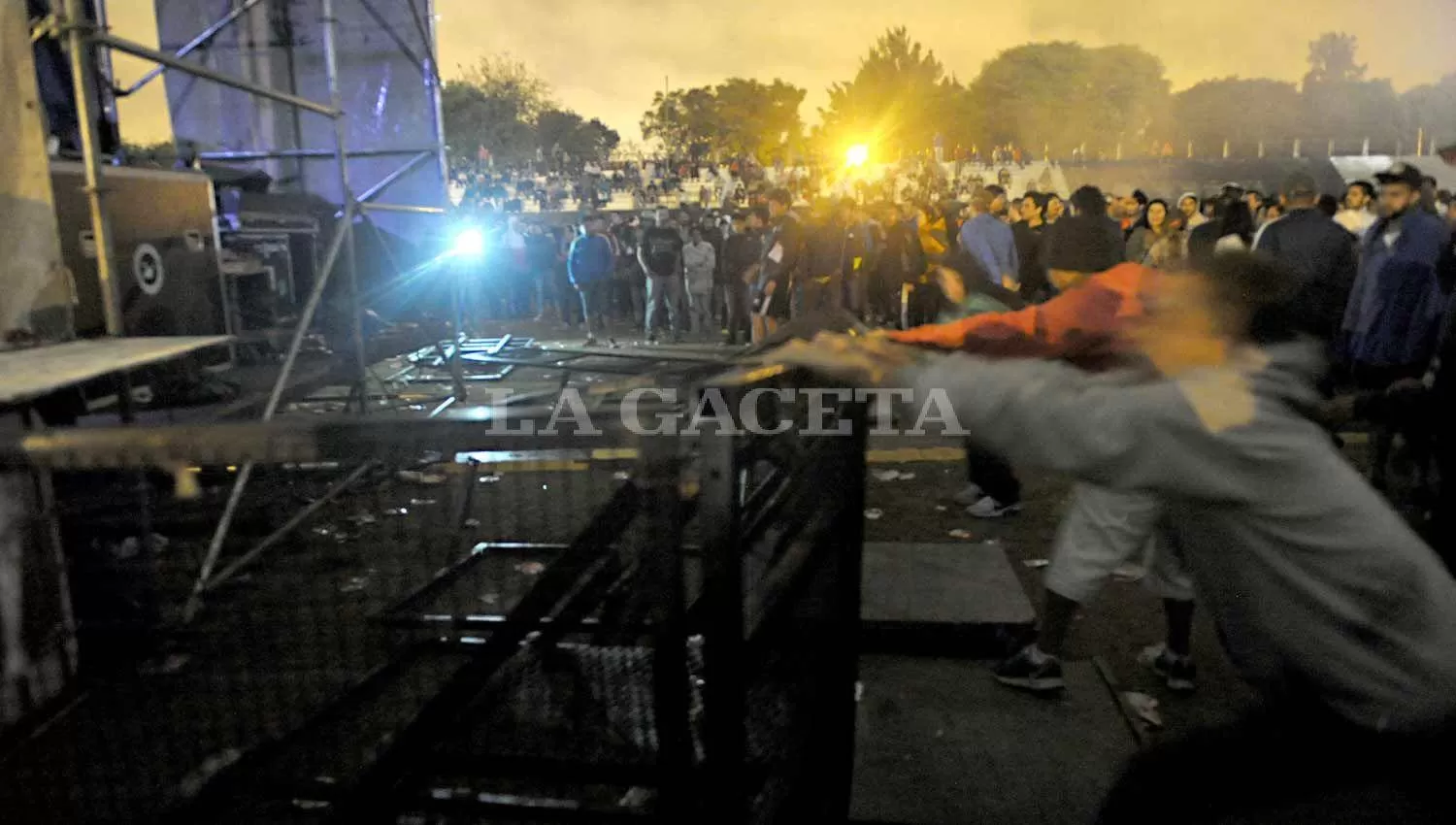 DISTURBIOS. El público, indignado, rompió equipos cuando se canceló el concierto. LA GACETA / FRANCO VERA