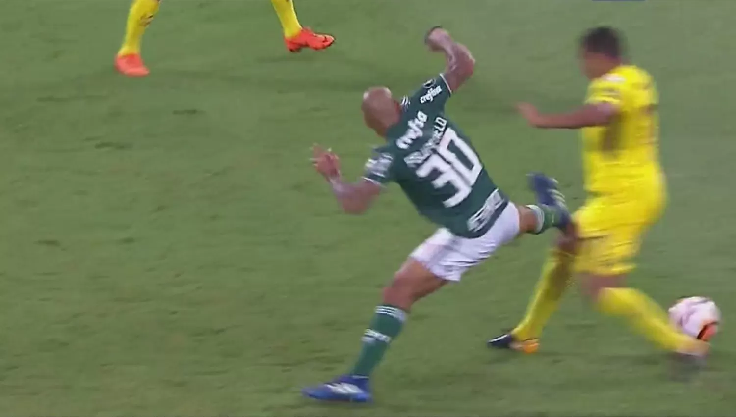 SIN PIEDAD. Felipe Melo fue con todo contra Ábila y sólo fue amonestado. (CAPTURA)