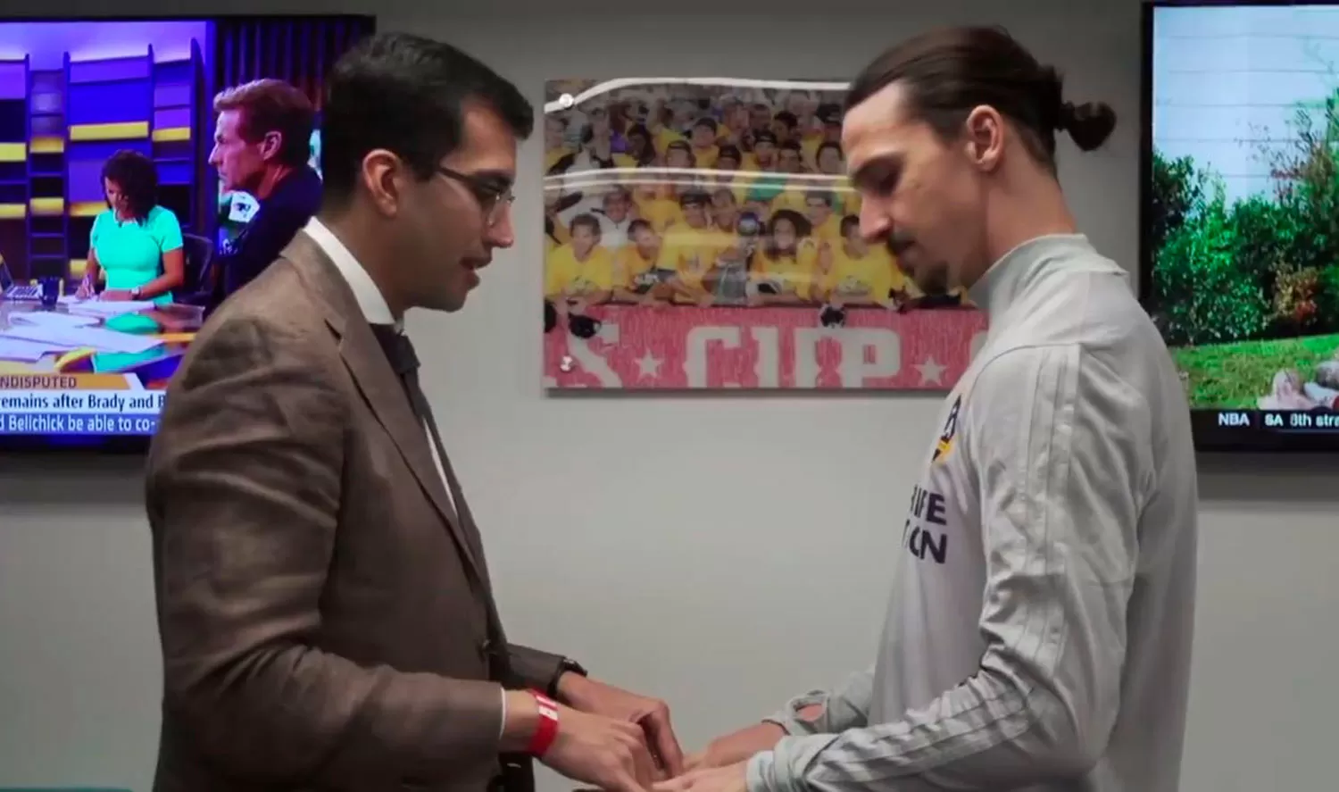 CON IBRAHIMOVIC. El médico tucumano atendiendo al jugador sueco. CAPTURA DE VIDEO DE LOS GALAXY.