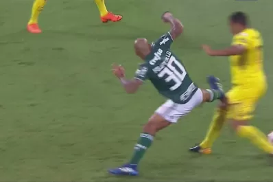 Mirá la criminal patada de Felipe Melo a Wanchope Ábila