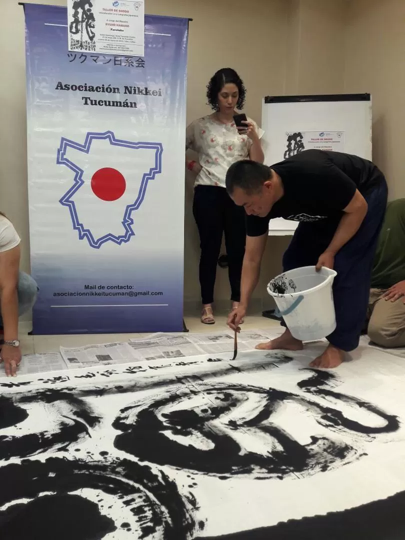 EN EL LIENZO. El artista japonés Hamano Ryuho es maestro de la práctica milenaria del shodo, que en español significa “camino de la escritura”. LA GACETA / FOTOS DE GUADALUPE NORTE.-  