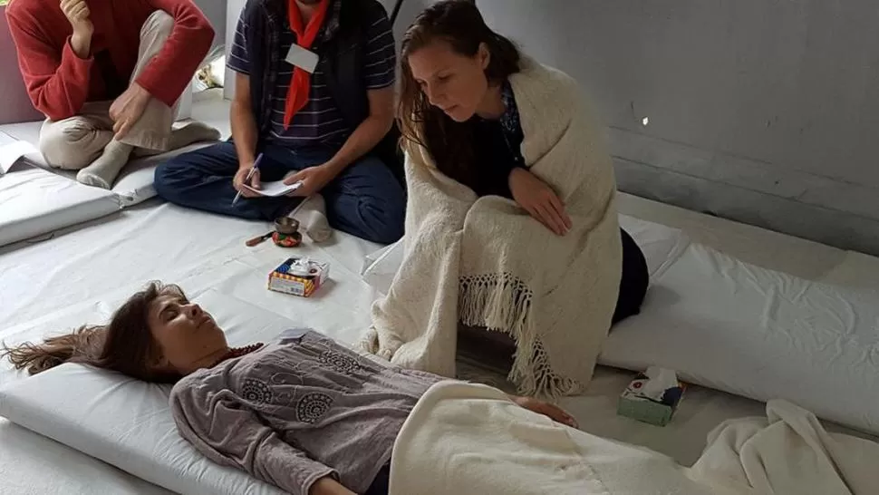 EL MÉTODO PUESTO EN PRÁCTICA. Fanny Van Laere -fundadora de la escuela de Bioflow- controla y corrige la respiración de una joven en una sesión. 