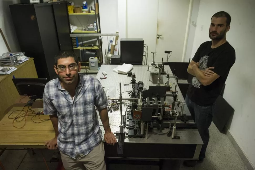 LABORATORIO. Roberto, Augusto y el complejo sistema de lentes y cámaras que construyeron para observar, medir y cuantificar la calidad visual. LA GACETA / FOTOS DE JORGE OLMOS SGROSSO-