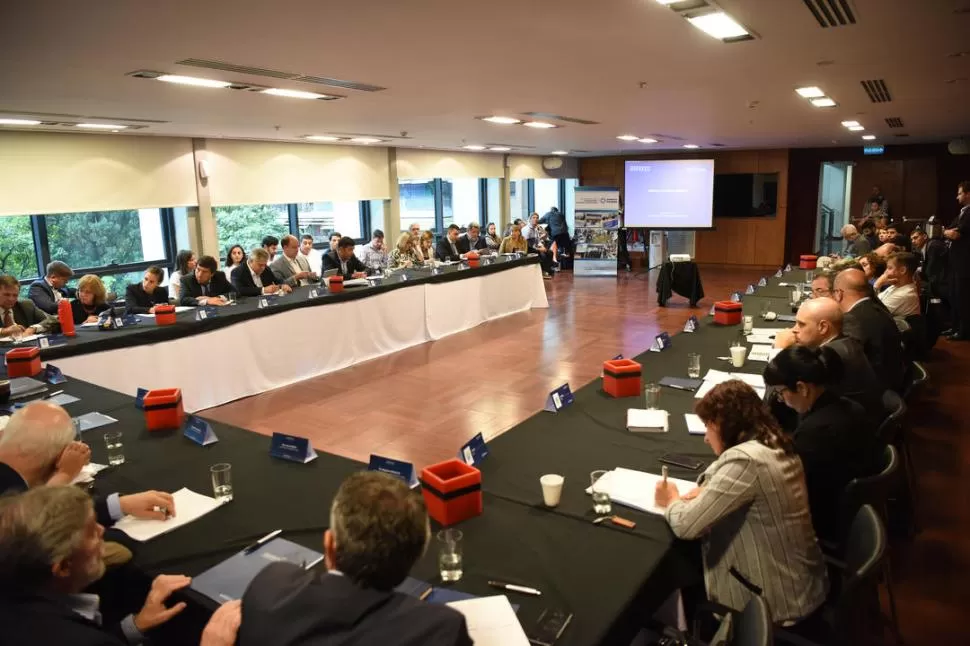 EL CUERPO. Las máximas autoridades de las provincias con competencia en ciencia, tecnología e innovación productiva estuvieron en la asamblea. LA GACETA / FOTO DE ANALÍA JARAMILLO.-