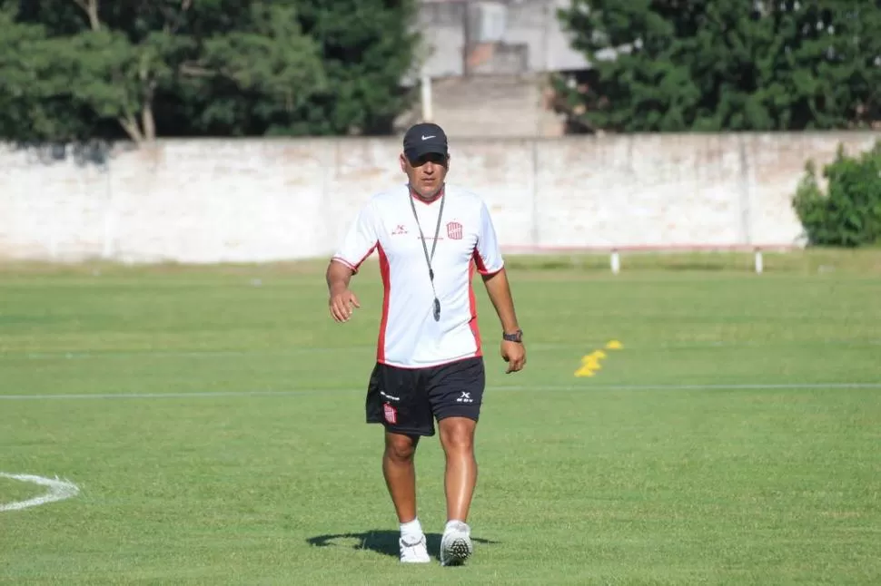 TODOS PARA UNO... El preparador físico del “Santo”, Diego Burkhard, explicó que su tarea es un complemento de lo que realiza el entrenador Darío Forestello. prensa casm 