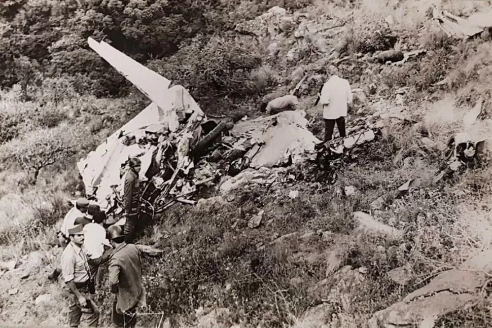 LOS RESTOS DEL AVIÓN. Un equipo de militares y rescatistas inspecciona la nave en la que viajaba Calliera padre. archivo