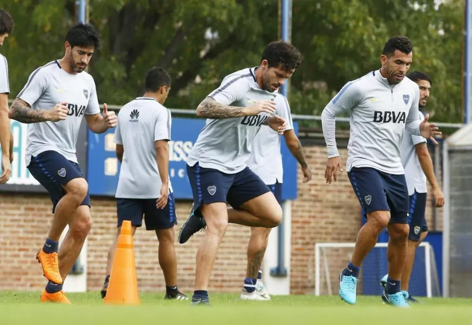 ÍDOLOS. Tevez vuelve pero no está para jugar 90’; Gago visitó al Padre Ignacio, un cura sanador, y se entrenó con el plantel. prensa boca juniors