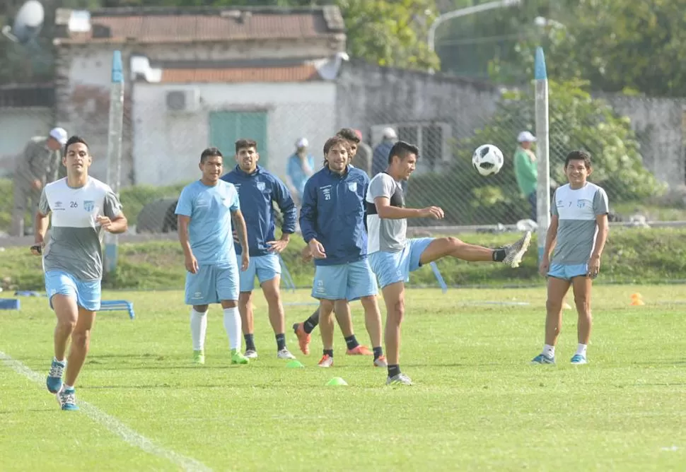 A SACARSE LA MUFA. El plantel de Atlético quiere quitarse el mal sabor que le dejó el empate ante Newell’s con un triunfo en La Plata, donde no gana hace bastante tiempo. El cotejo se jugará el viernes, a las 19. la gaceta / foto de franco vera