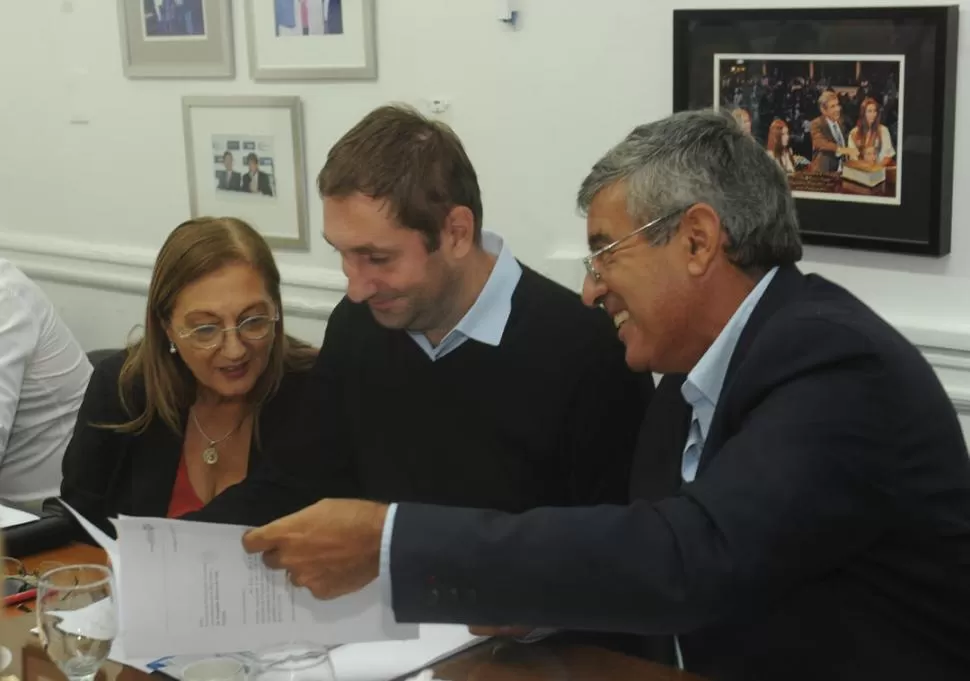 TRAS LA TENSIÓN, LAS BROMAS. Boscarino y Terán Nougués rodean al funcionario nacional, Álvarez de Célis.  la gaceta / foto de Antonio Ferroni