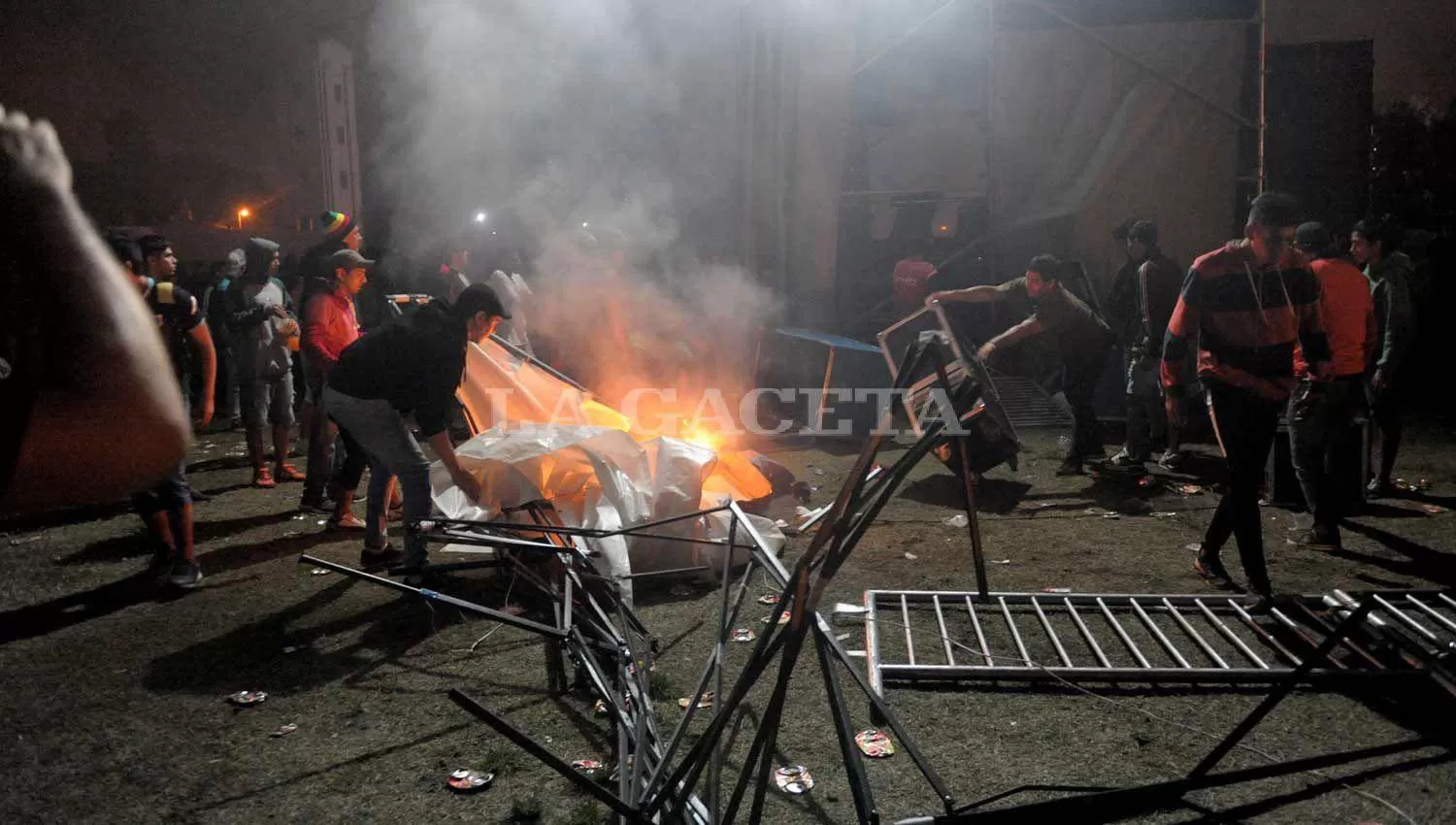 INCIDENTES. Fanáticos de Viejas Locas quemaron equipos de sonido por la demora de la banda en presentarse al recital del último fin de semana. LA GACETA / FRANCO VERA