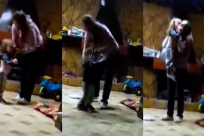 Lo estaba ahogando en la bañera, contó la niñera que filmó a la madre que golpeaba a su hijo