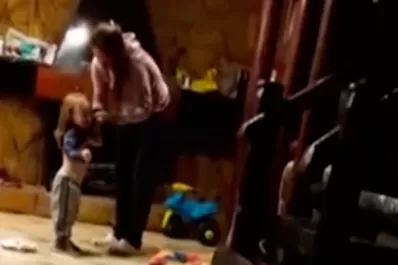 El fiscal reconoció el trabajo de la niñera que filmó a la mujer que golpeba salvajemente a su hijo