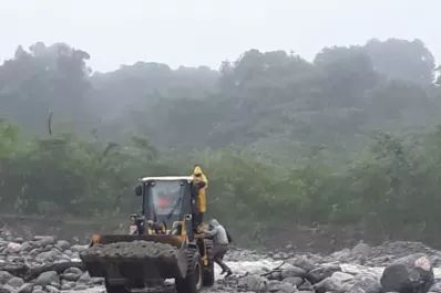 Rescataron a seis trabajadores que quedaron atrapados por la creciente de dos ríos en Alpachiri