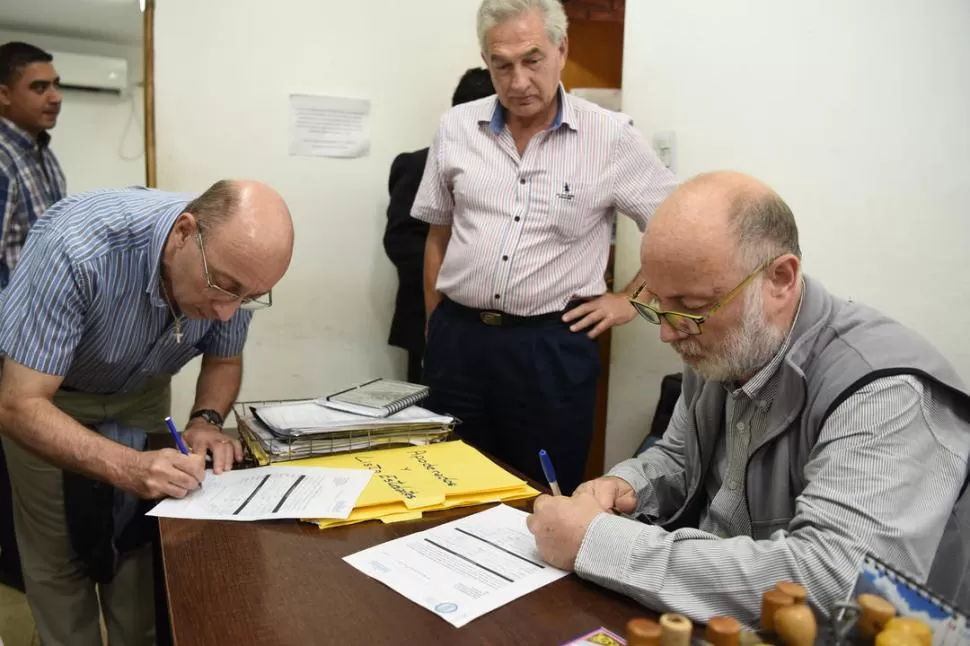 RÚBRICA. Ruiz Pesce (derecha) terminó los trámites para su candidatura. la gaceta / foto de Analía Jaramillo