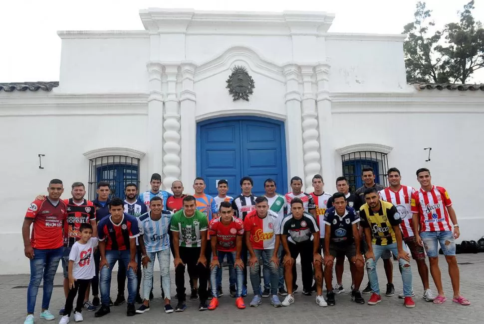 EN LA CASA HISTÓRICA. Los jugadores de 22 clubes de Primera A se reunieron para hablar de lo que será el Anual 2018. Fabricio (6 años), hijo del delantero Carlos López, fue el invitado de lujo entre los futbolistas. la gaceta / foto de héctor peralta