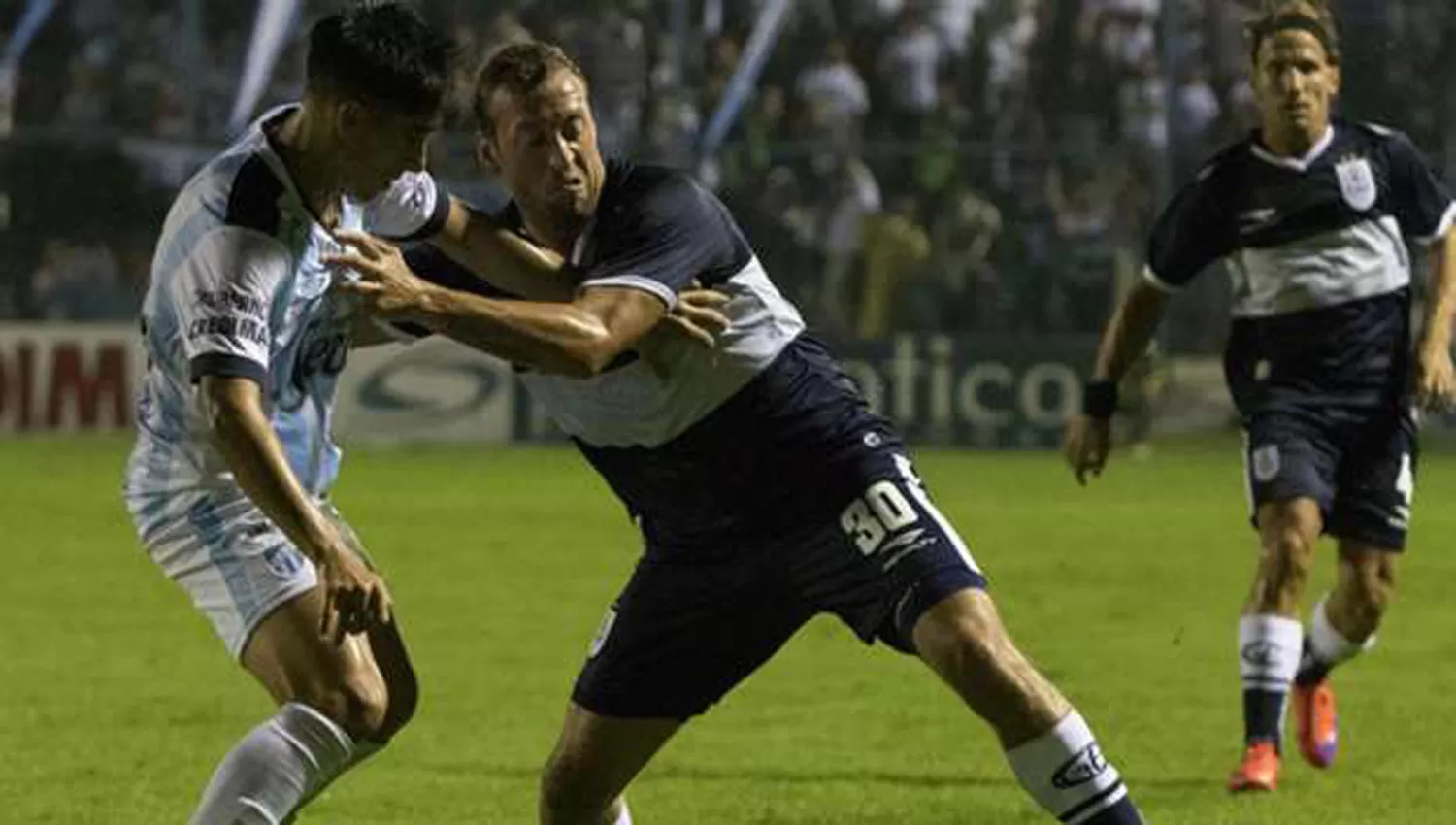 MANO A MANO. Atlético y Gimnasia de La Plata volverán a verse a las caras en El Bosque. (ARCHIVO)