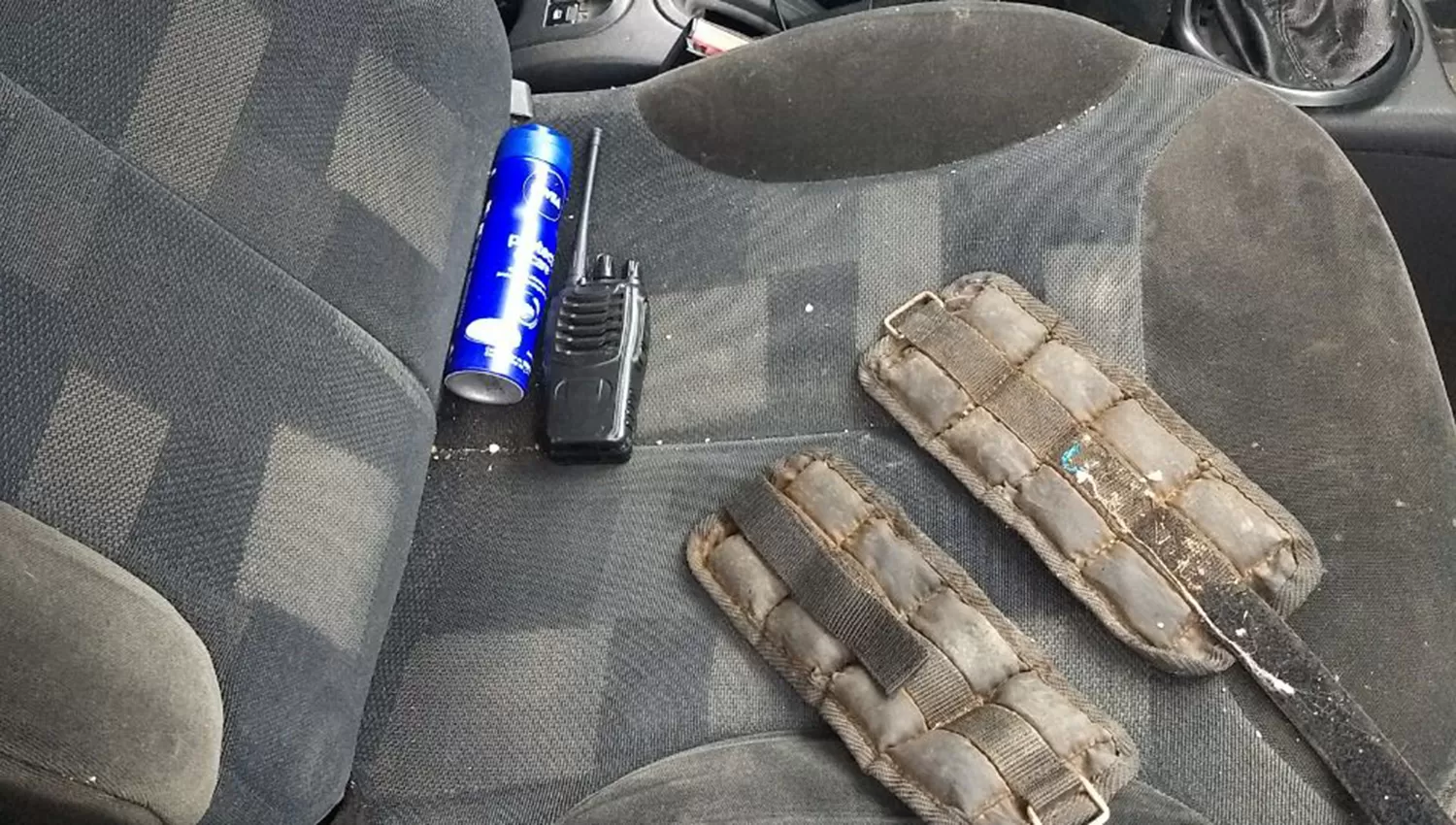 ELEMENTOS PARA ROBAR. La radio para inhibir alarmas y los objetos para romper vidrios. FOTO GENTILEZA POLICÍA DE TUCUMÁN