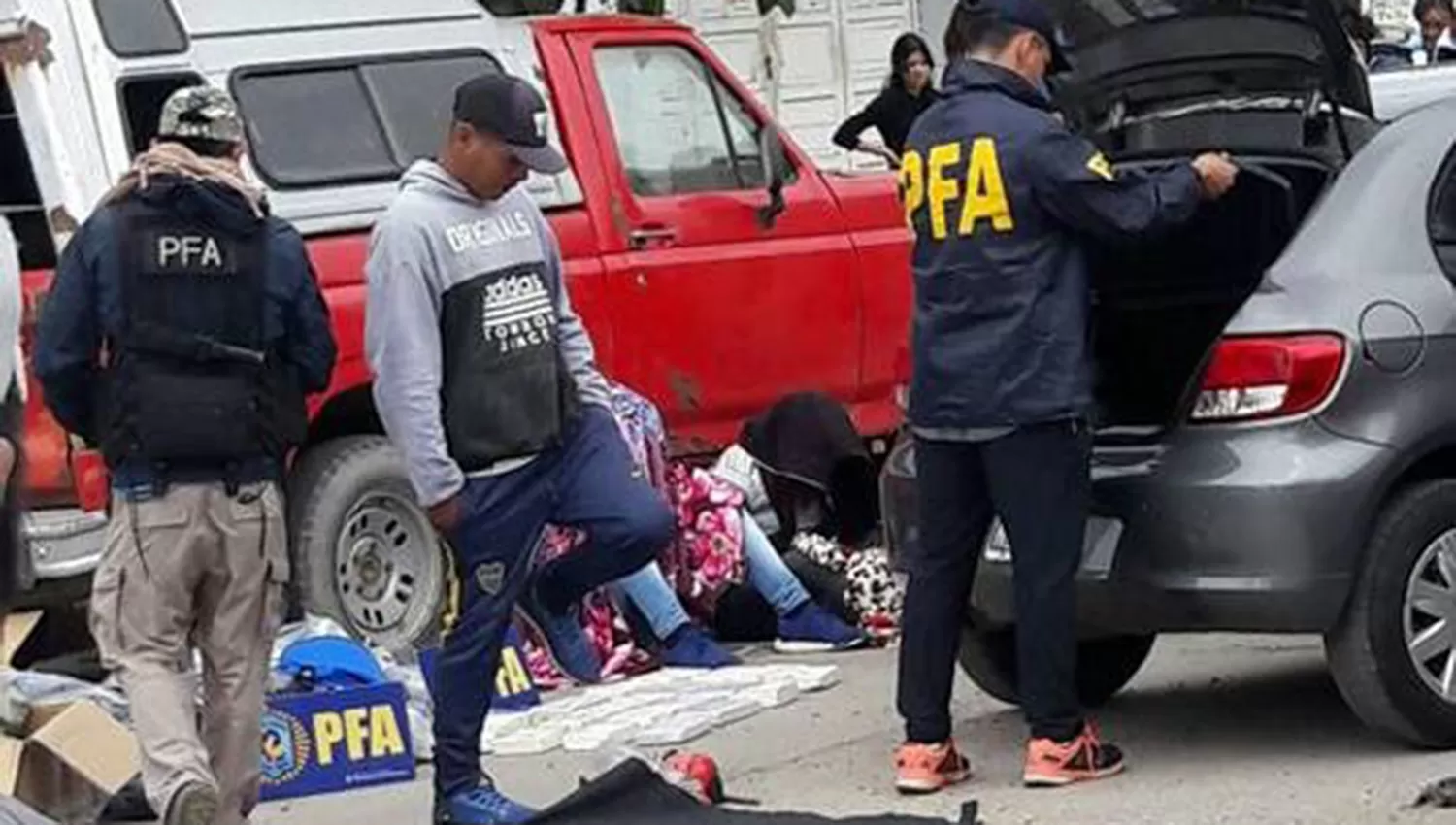 EN ORÁN. En un procedimiento se secuestró droga y se detuvo a por lo menos a cuatro personas que se dedicaban a trasladar la cocaína por vía terrestre a Tucumán. FOTO GENTILEZA ORÁN AL DÍA