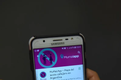 Con un celular, las mujeres pueden denunciar el acoso callejero
