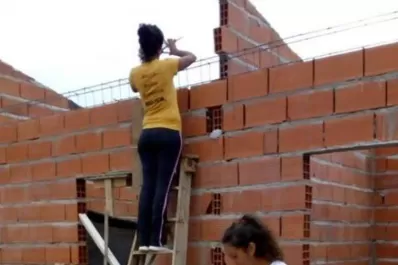 Dos hermanas aprendieron albañilería para construir su propia casa