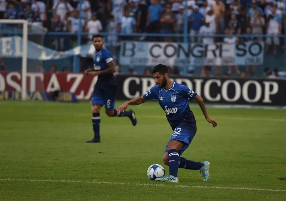 EN EL CENTRO. Grahl será hoy uno de los nexos entre los volantes y los delanteros de Atlético. la gaceta / foto de DIEGO ARáOZ