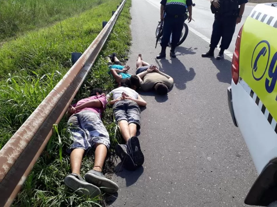 RUMBO AL SUR. Cuatro menores fueron detenidos cuando caminaban.   