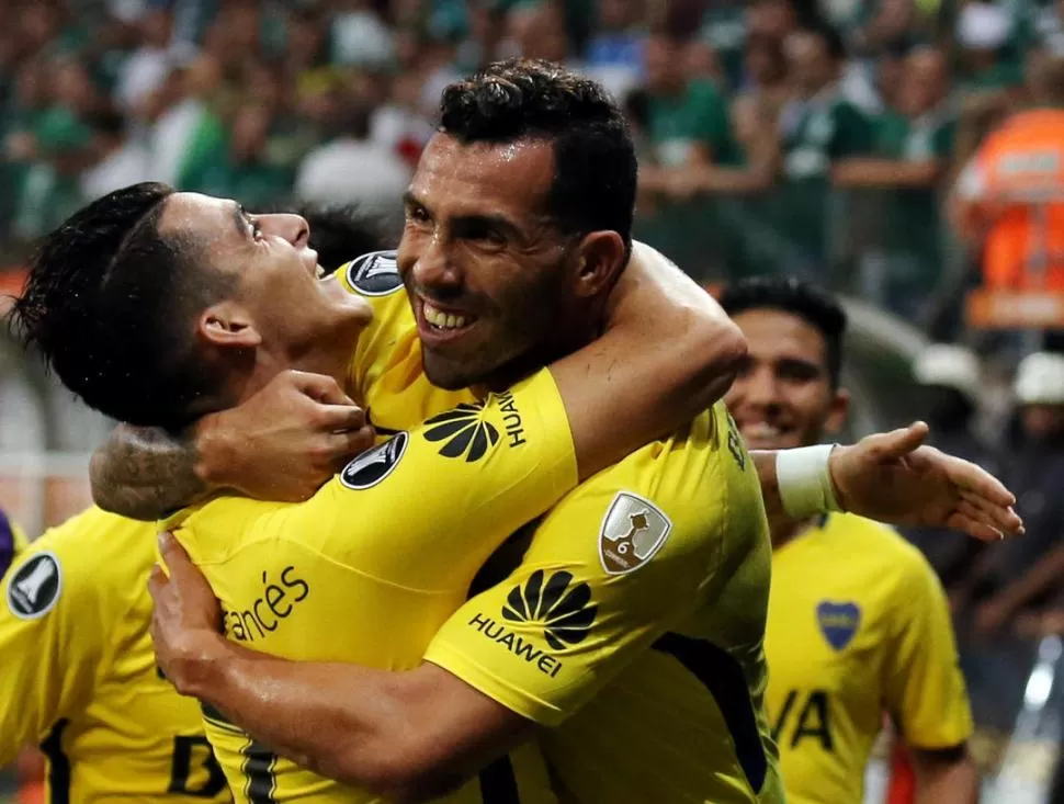 FELICIDAD. Tevez aportó un gol clave de cara al final de la fase de grupos. TELAM 