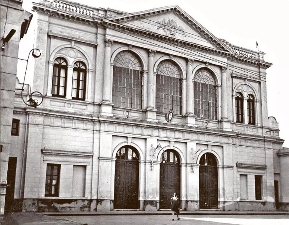 TEATRO BELGRANO. El único que poseía la ciudad de Tucumán en la primera década del siglo pasado. 