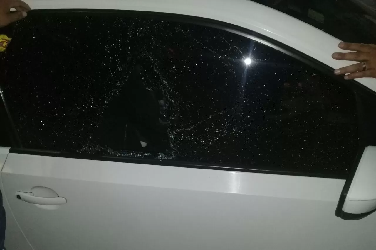 Así quedó el auto de la mujer que circulaba por avenida Mate de Luna.