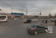 Denuncian que un colectivero discutió con un pasajero y lo arrojó del vehículo: está grave