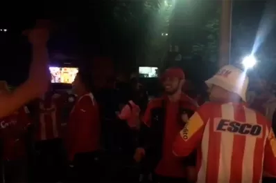 Los hinchas de San Martín alentaron al equipo en la concentración, en la previa a la final ante Flandria
