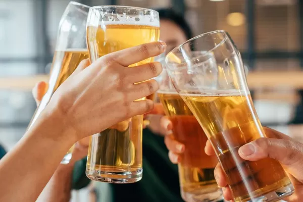 Beber más de cinco vasos de vino o de cerveza a la semana acorta la vida