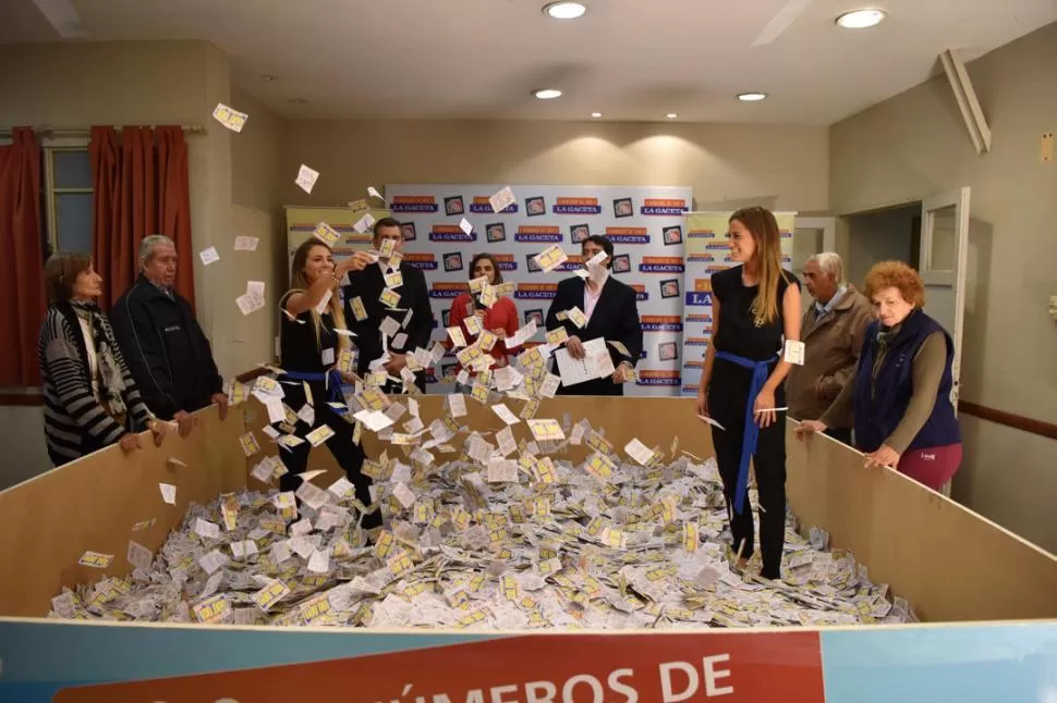 SUERTE. El instante en que una promotora atrapa el cupón ganador. LA GACETA / FOTOS DE INÉS QUINTEROS ORIO.-