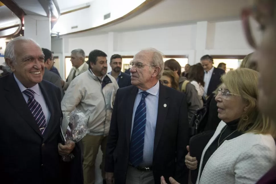 A LA ENTRADA. Gil Lavedra sonríe en el Centro Cultural Virla, acompañado por el vicerrector José García y la rectora Alicia Bardón, los anfitriones. la gaceta / FOTO DE JORGE OLMOS SGROSSO