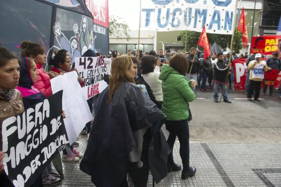 AFUERA DEL PALACIO. Los manifestantes protestaron contra el juez Maggio. la gaceta / FOTO DE JORGE OLMOS SGROSSO