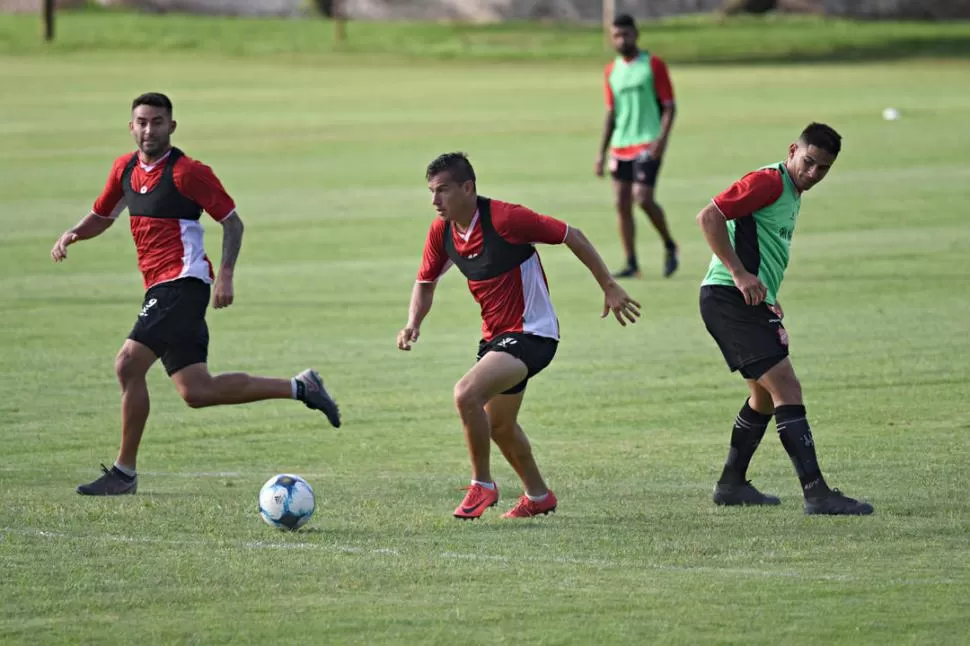 ÉL Y LA PELOTA. El volante Walter Busse sostiene que todo el equipo comparte un mismo sueño. Ante Agropecuario, el rendimiento del jugador resultó superlativo. la gaceta / foto de Juan Pablo Sánchez Noli (archivo)