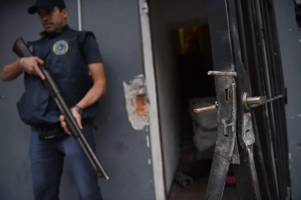 CUSTODIADA. Un federal monta guardia en la vivienda del supuesto jefe de la organización. la gaceta / foto de DIEGO ARAOZ