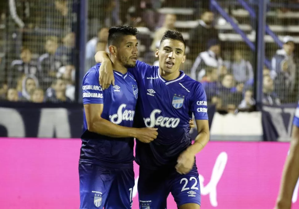 CANSADOS PERO FELICES. Núñez y Melo, dos de las figuras de Atlético, se abrazan tras el gol del formoseño, el del 2 a 1. foto de maría silvia granara (especial para la gaceta)