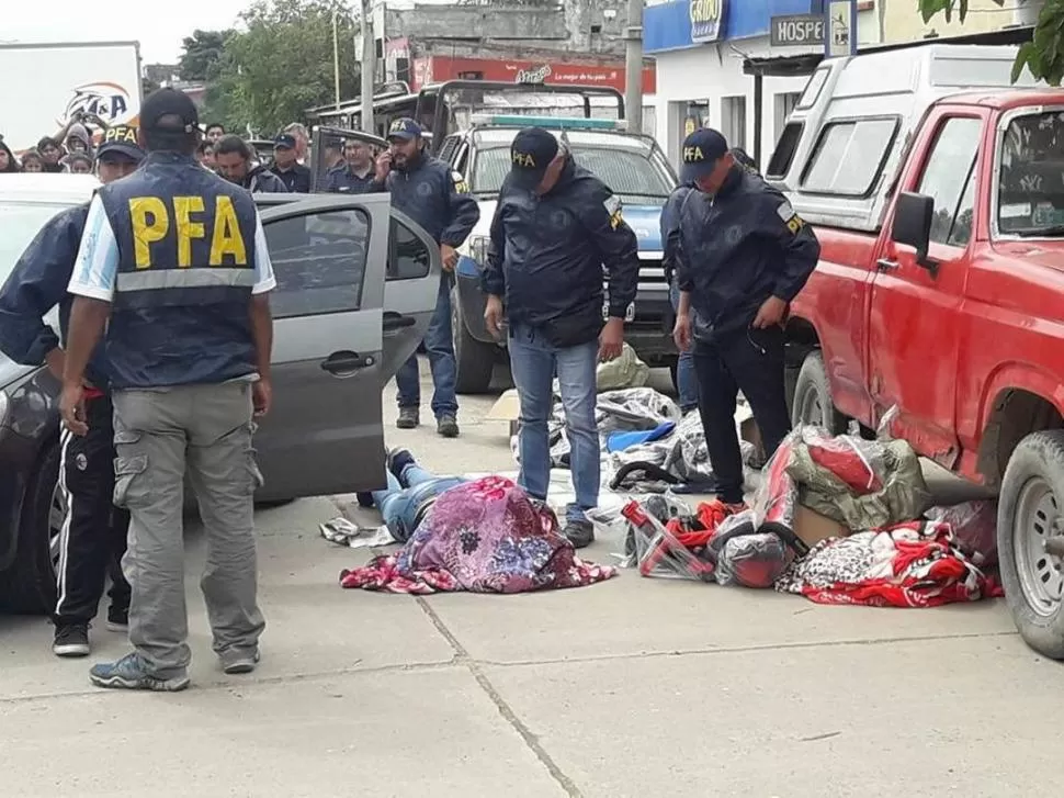 EN PLENA CALLE. Los federales detuvieron al líder de la organización cuando dejaba el centro oranense para viajar con droga a nuestra provincia. foto de diario digital orán al día 