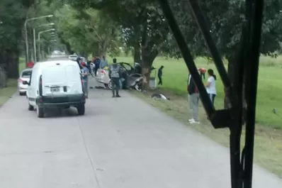 Choque impactante en Tucumán: cuatro personas murieron y el auto quedó partido por la mitad
