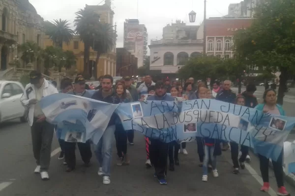 ARA San Juan: familiares de Esteban García marcharon en la plaza Independencia
