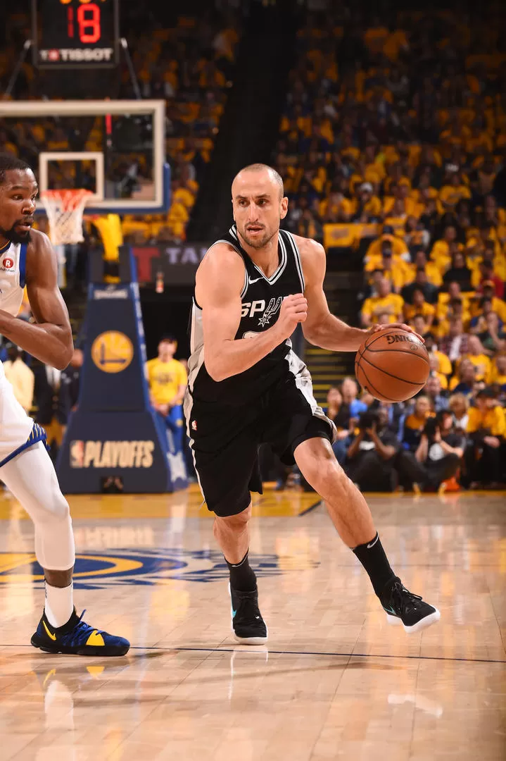 HIZO LO QUE PUDO. Ginóbili driblea ante Durant en el primer partido de la primera ronda de los Playoffs. El bahiense jugó 16 minutos y aportó nueve puntos.  nba.com / spurs