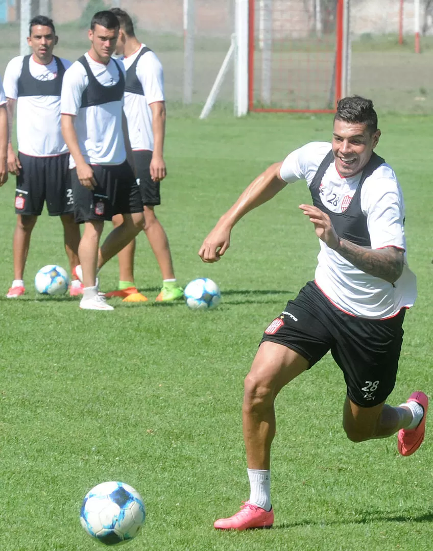 POR LA VUELTA. Lucas Acevedo reaparecerá hoy tras de cumplir la fecha de inhabilitación por su expulsión ante Almagro. LA GACETA / FOTO DE Antonio Ferroni (ARCHIVO)