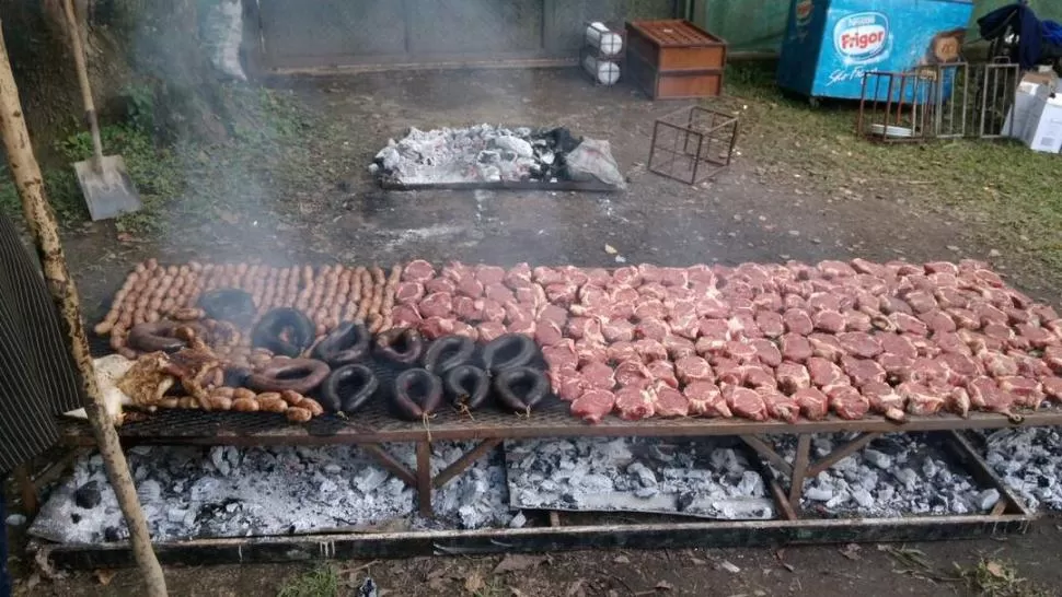  PARRILLA. Los asistentes degustaron un asado criollo. 