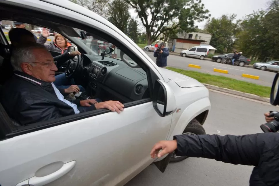 “ME TRATARON BIEN”. Fellner, ayer, al salir del penal Alto Comedero. télam