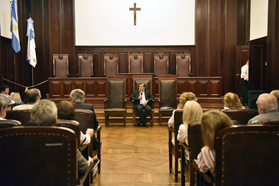 CONVOCATORIA INUSUAL. Daniel Posse, presidente de la Corte Suprema de Justicia de Tucumán, dirige la reunión con los jueces penales de los tres centros judiciales celebrada este miércoles en el salón de actos del Palacio de Justicia. la gaceta / fotos de inés quinteros orio