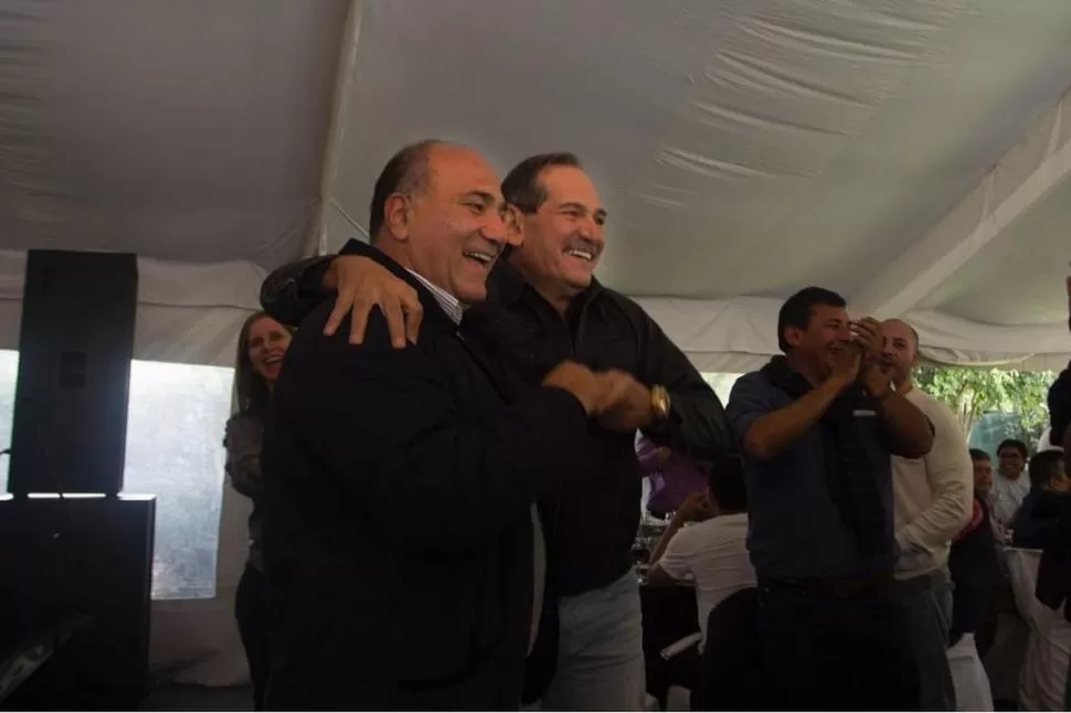 EFUSIVOS Y DISTENDIDOS. El gobernador Manzur y el senador bailaron juntos en un momento de la celebración. 