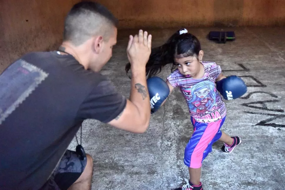 IMPECABLE. “La Princesita” tiene un look en el que predominan los tonos violeta. Hasta su protector bucal está en la gama. Ya es un verdadero personaje del boxeo. la gaceta / fotos de Ines Quinteros Orio 